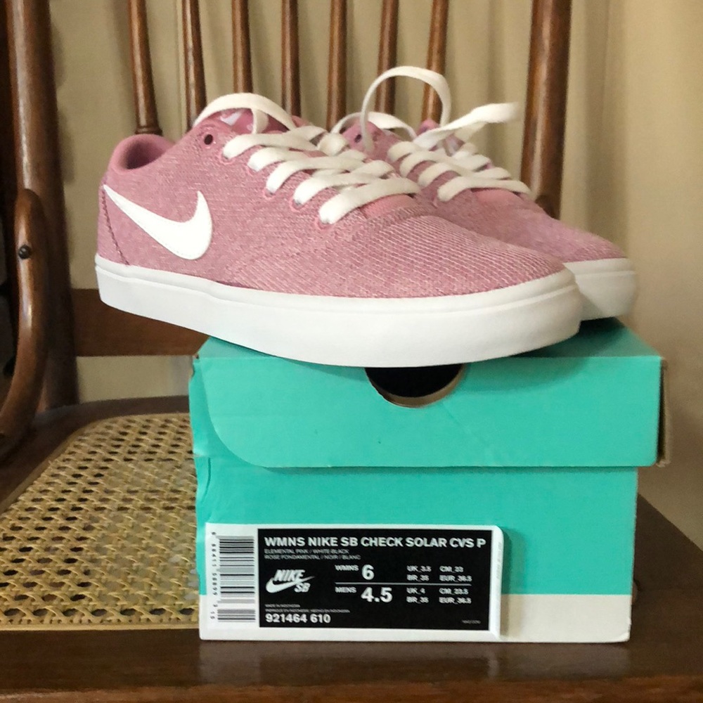 Women’s Nike sneaker pink